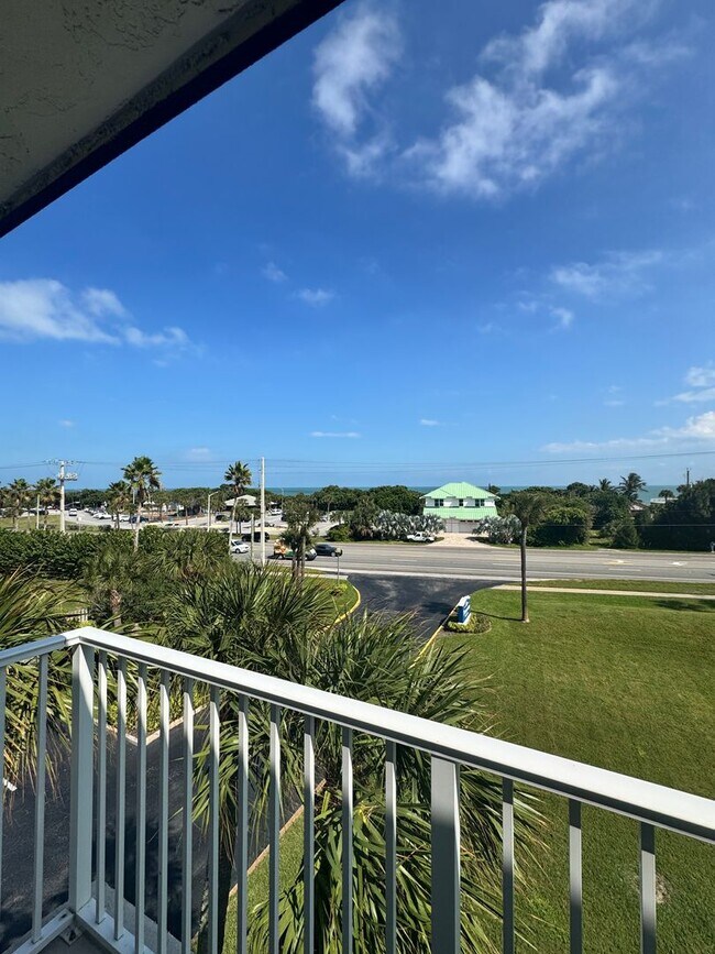 Building Photo - Live the ultimate beachside lifestyle!