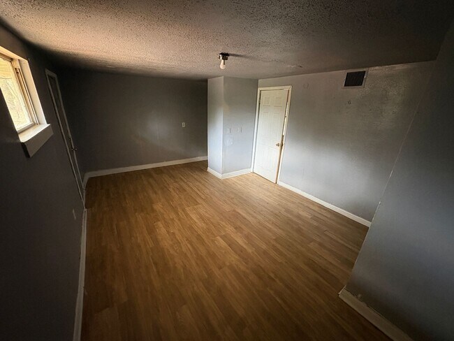 Building Photo - 3057 Amherst St