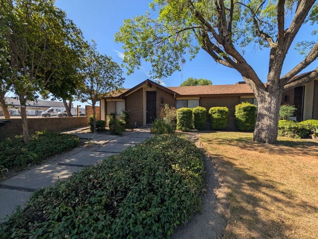 Building Photo - Charming 2-Bedroom Retreat in Visalia's Heart!
