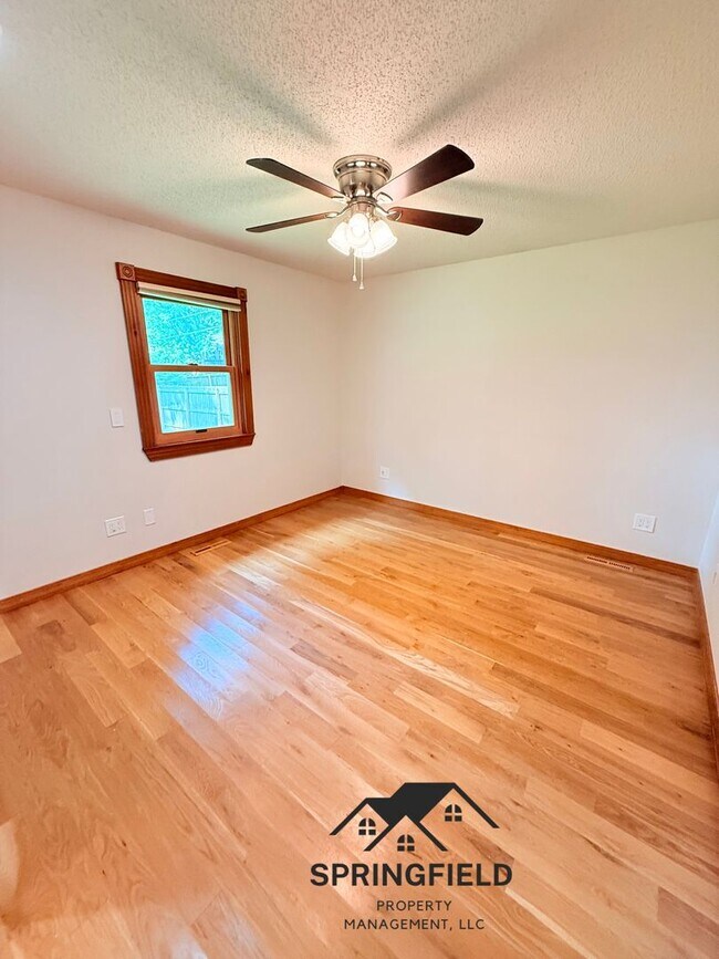 Building Photo - Location-Location, 4 BR / 2 Living Areas in SE Springfield w/ An Amazing Out Door Kitchen - Grill...