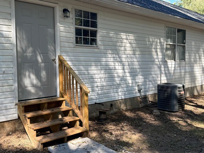 Building Photo - 121 Clyde Dr