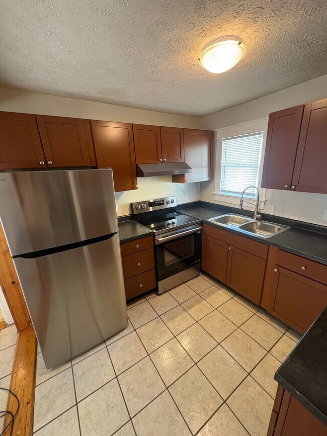 Building Photo - 416 E Hillside Dr