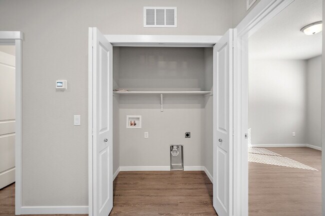 Building Photo - Modern 2 Bedroom, 2.5 Bathroom Townhome with a Loft, Central A/C, Gas Fireplace, and Washer and D...