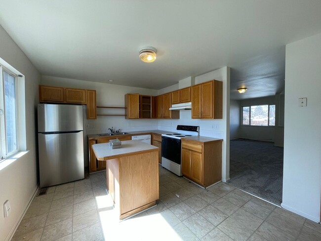 Building Photo - Charming 2 bedroom 1.5 bath in the heart o...