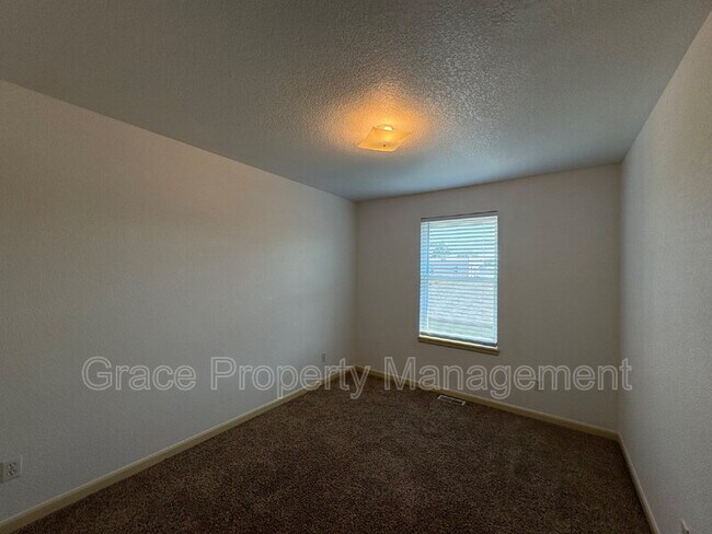 Building Photo - 352 Galapago St
