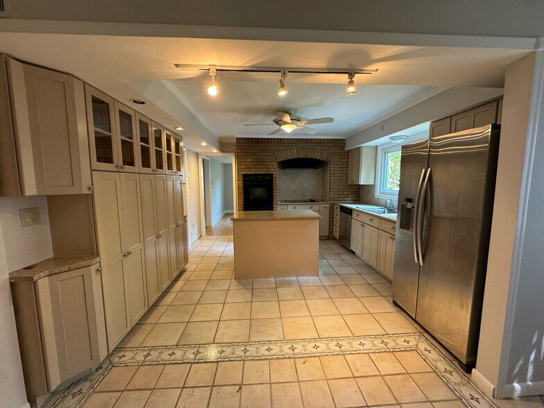 Building Photo - 537 Winterburn Grv