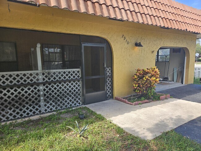 Building Photo - 7910 NW 70th Ct
