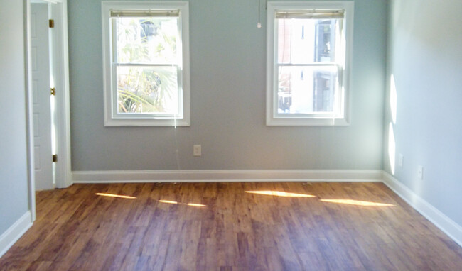 Building Photo - Downtown Apartment in the Commons