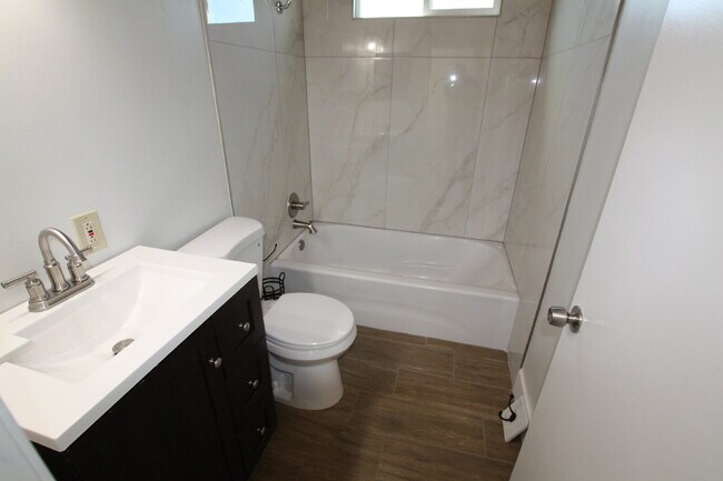 Building Photo - Rare Find in the Coveted Cheery Lynn Historic District!