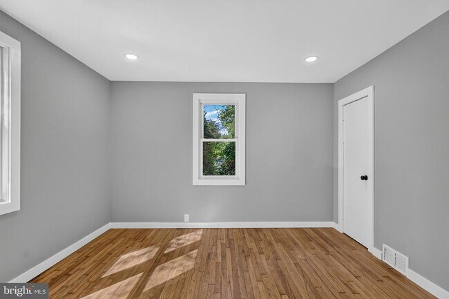 Building Photo - 109 White Horse Rd E