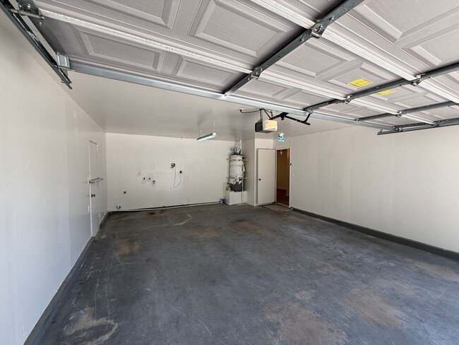 Building Photo - Updated single story near shopping and fre...