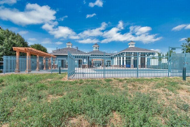 Building Photo - Updated, 3 Bed Condo in Aurora!!!!