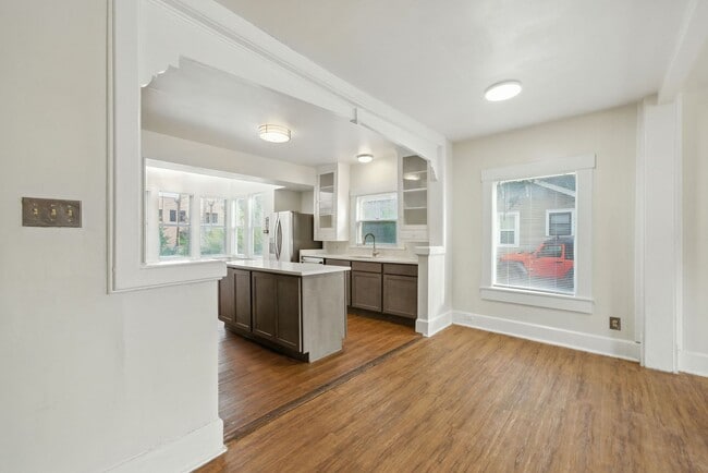 Building Photo - UT PRE-LEASE: 5 bed / 3 bath Remodeled Wes...