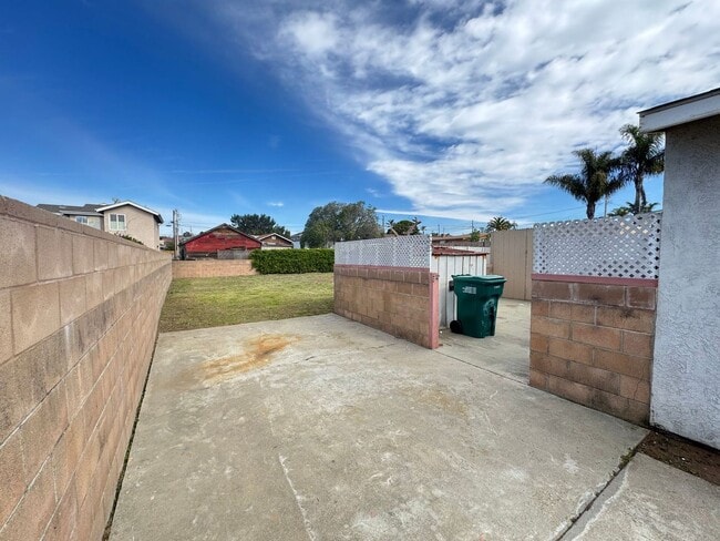 Building Photo - 647 Newport Ave