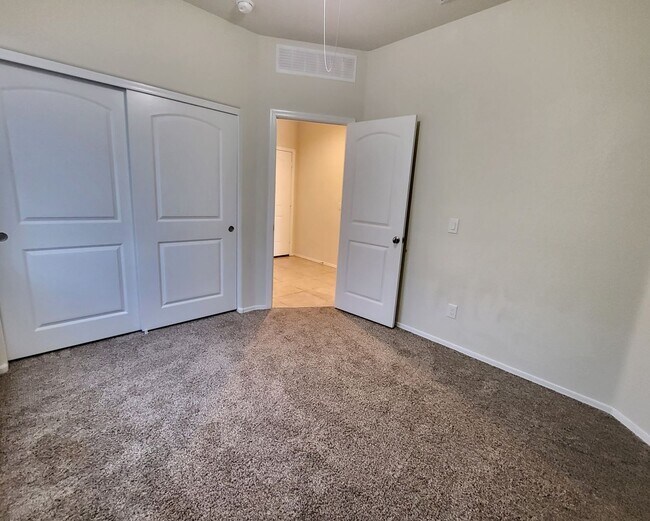 Building Photo - 3 Bedroom 2 Bathroom Magma Ranch Home