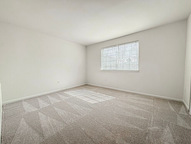 Building Photo - ***Coming Soon*** Sun-filled 1 Bed 1 Bath Condo In Scenic River Terrace - Water Included!