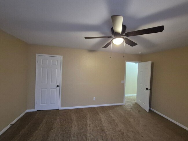 Building Photo - 5907 Deer Lake Dr