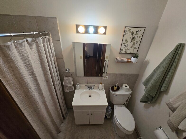 Building Photo - 1632 S Sycamore Ct