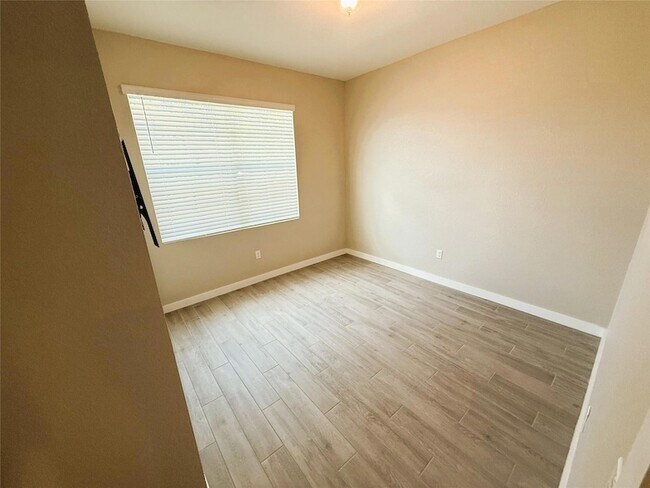 Building Photo - 1704 NE White Pine Terrace