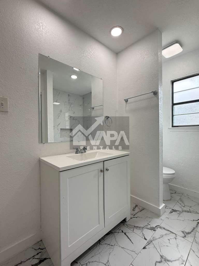 Building Photo - 5679 Wood Oak