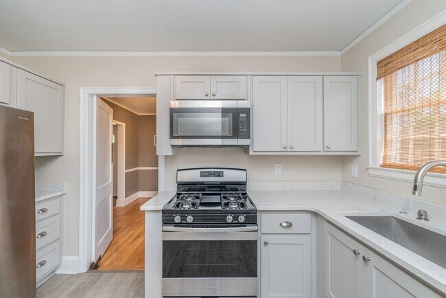Building Photo - Charming 3-bedroom/2-bath single-family ho...