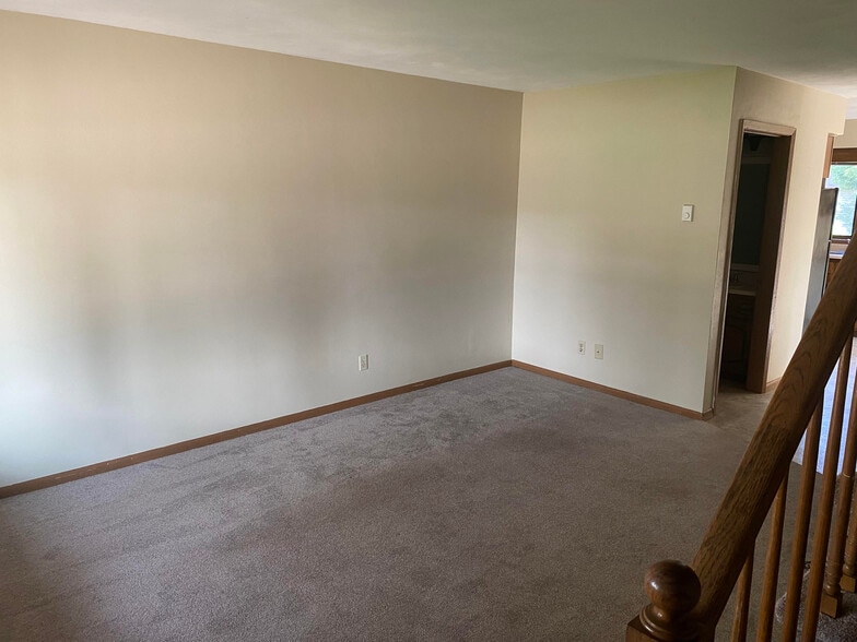 Living room - 686 Trailsway Ln