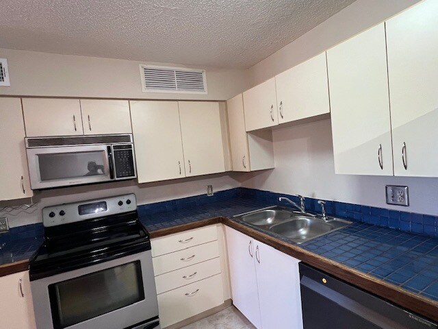 Building Photo - 465 Forestway Cir