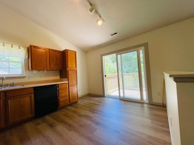 Building Photo - Great 3 Bed 2 Bath House with Garage!!