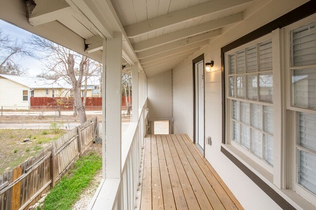 Building Photo - 407 Sarah St