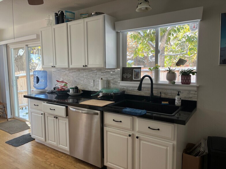 Building Photo - 2240 Hillsdale Cir