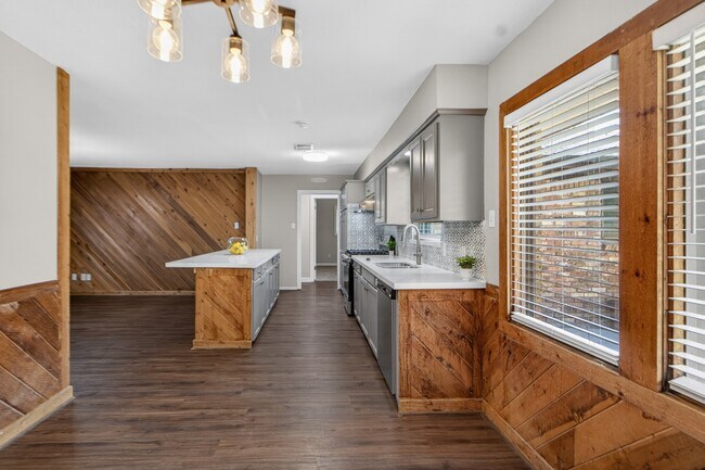 Building Photo - 2027 Ottawa Ln