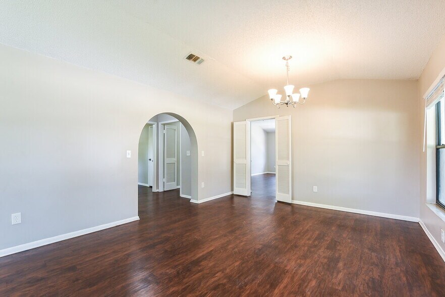 Building Photo - 534 S Sundance Dr