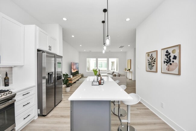 Building Photo - 8320 Brecha Ln