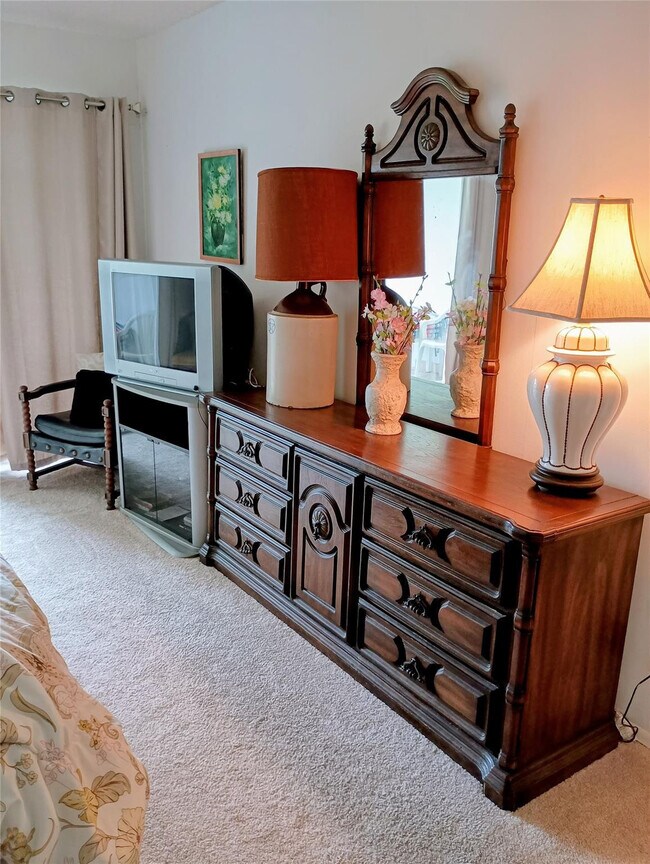 Building Photo - 3200 N Palm Aire Dr