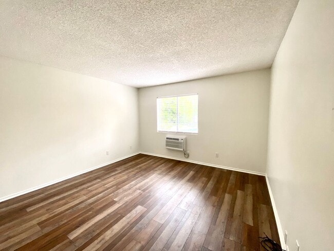 Building Photo - 960 E Bonita Ave