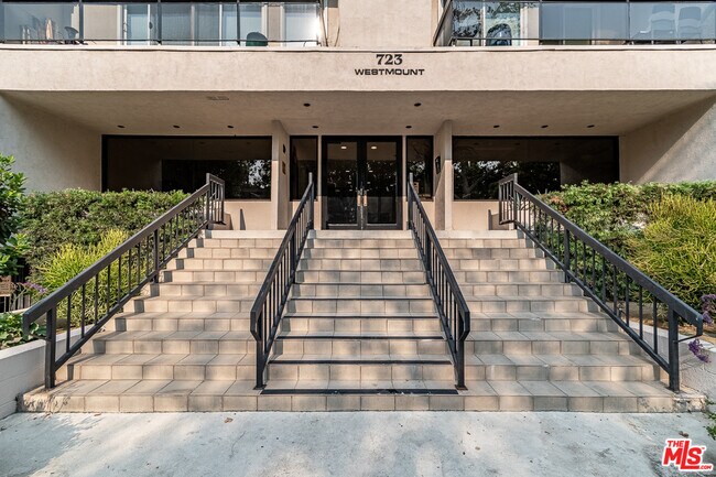 Building Photo - 723 Westmount Dr