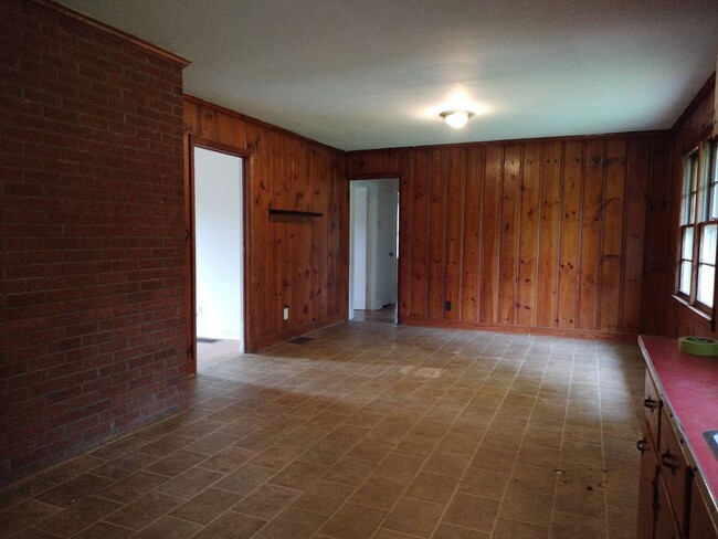 Building Photo - Are you looking for a spacious and 3 bedro...