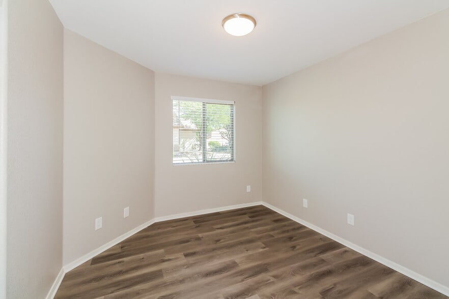 Building Photo - 5536 S Desert Redbud Dr