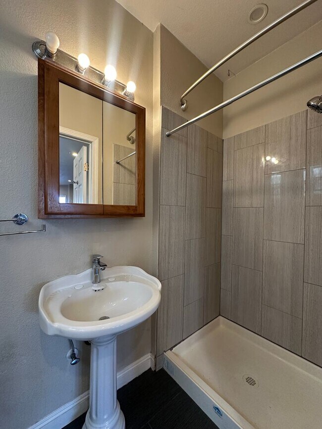 Building Photo - Tran 59th Triplex