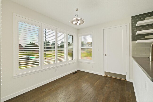 Building Photo - Amazing 4 bedroom, 3 bath home right by St...
