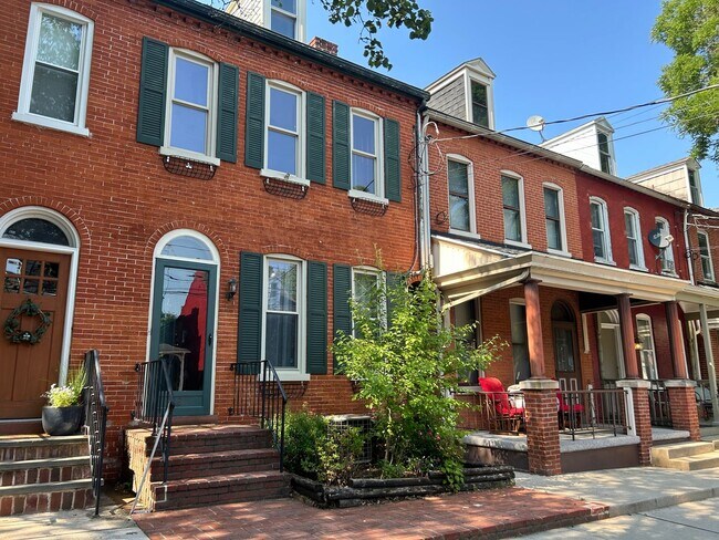 Building Photo - Beautiful 3 Bedroom, 1.5 Bath *2 Car Detac...