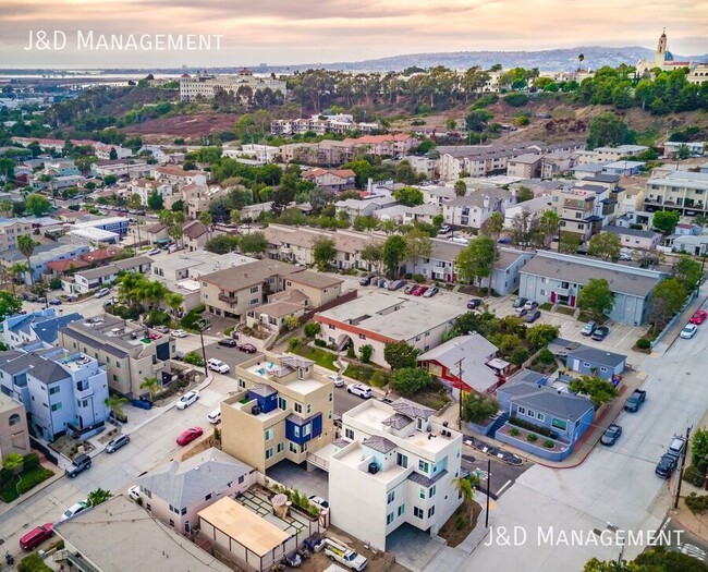 Building Photo - Gorgeous Townhome w/ Rooftop Decks and Oce...