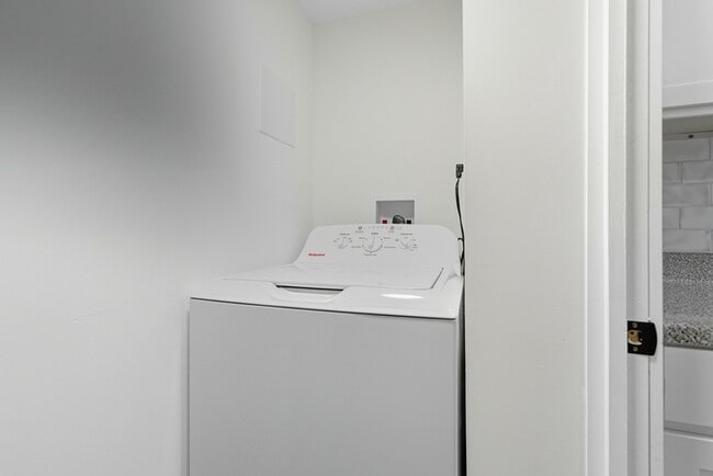 Building Photo - 2445 Harriet Ave