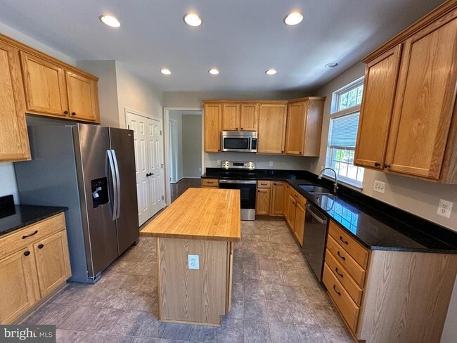 Building Photo - 72 Maddex Farm Dr
