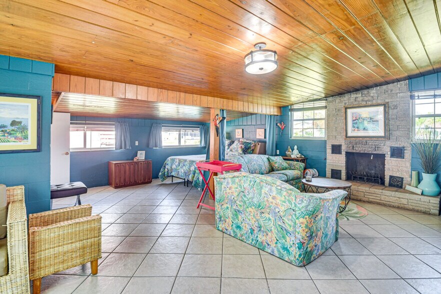 Building Photo - 103 Essex Dr