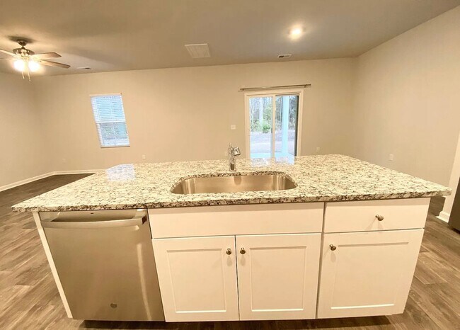 Building Photo - 4 Bed 3 Bath Single Family Home