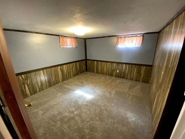 Building Photo - 4 Bedroom 1.5 Bath House with Washer and D...