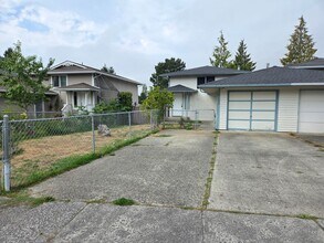 Building Photo - Move in ready 3 bed 2 bath home with 1 car...