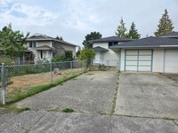 Building Photo - Move in ready 3 bed 2 bath home with 1 car...