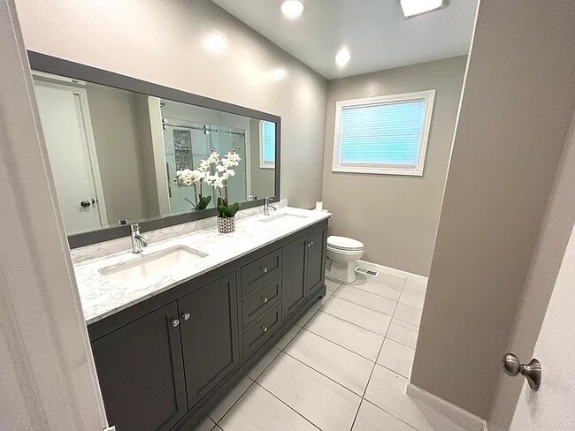 Building Photo - 106 S Bruner St